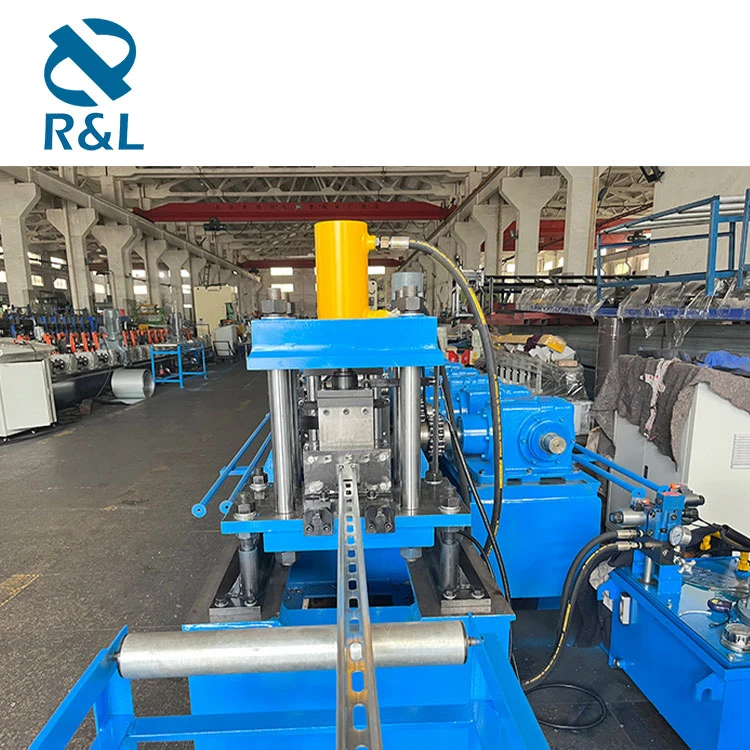 Máquina perfiladora de postes metálicos